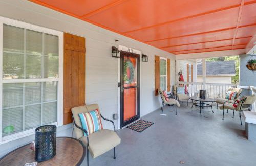 College Park House | Updated Farmhouse with Yard, 10 Mi to Dtwn Atlanta
