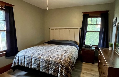 North Tonawanda House | Updated historic home. Quiet Neighborhood, 20 Mins to Niagara Falls and Buffalo.