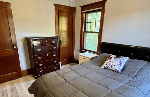 North Tonawanda House | Updated historic home. Quiet Neighborhood, 20 Mins to Niagara Falls and Buffalo.