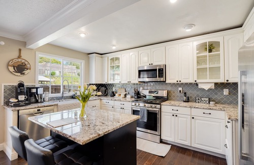 American Canyon House | Updated home 10 miles to Napa's wine country! Sleeps 10!nPets are welcome!
