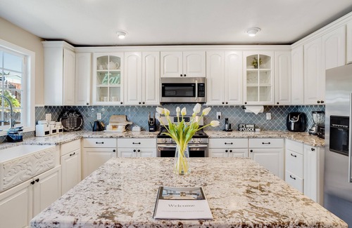 American Canyon House | Updated home 10 miles to Napa's wine country! Sleeps 10!nPets are welcome!