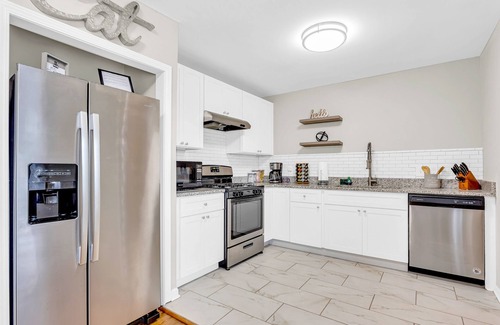 Atlanta House | Updated home in quiet neighborhood with sunroom, balcony & central AC