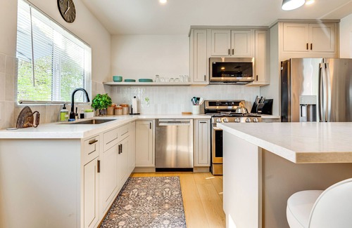 North Central House | Updated Home w/Private Deck, 1 Mi to Rose Bowl!