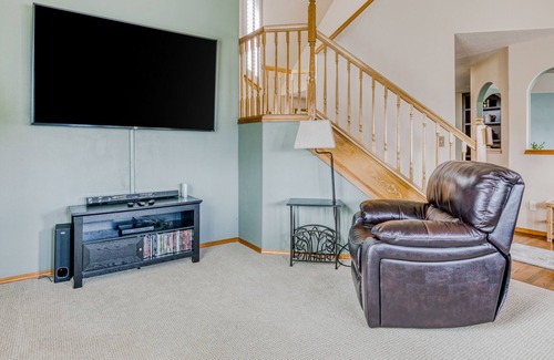 Troutdale House | Updated home with pergola, deck, gas grill, WiFi, & landscaped backyard