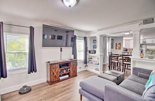 Progressive Northwest House | Updated Home with Patio and Yard Less Than 2 Mi to Palm Beach!