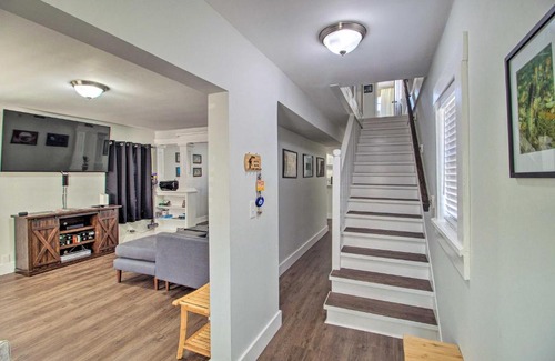 Progressive Northwest House | Updated Home with Patio and Yard Less Than 2 Mi to Palm Beach!