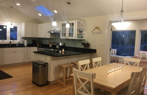 North Eastham House | UPDATED & IMMACULATE HOME! Walk to beach, a/c, WiFi, fire pit!