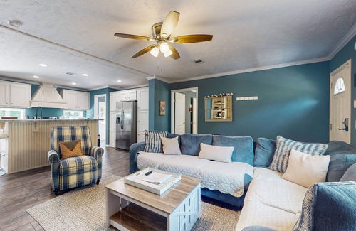 Clarkesville House | Updated kitchen, outdoor seating, drive to all the area waterfalls