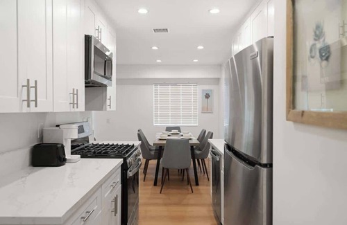Van Nuys Apartment | Updated Los Angeles Apartment with Pool – Near Universal
