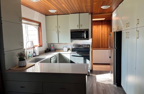 Moscow House | Updated Mid Century Modern next to University. Retro vibe! Close to Downtown.