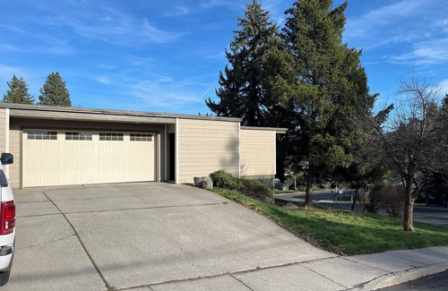 Moscow House | Updated Mid Century Modern next to University. Retro vibe! Close to Downtown.