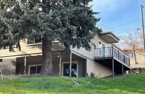 Moscow House | Updated Mid Century Modern next to University. Retro vibe! Close to Downtown.
