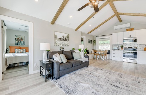 Waynesville Cottage | Updated + Modern Waynesville Cottage w/Fire Pit