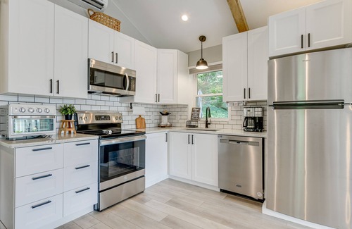Waynesville Cottage | Updated + Modern Waynesville Cottage w/Fire Pit