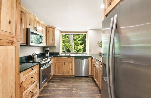 Stratton Mountain House | Updated Mountain Chalet with shuttle to Stratton
