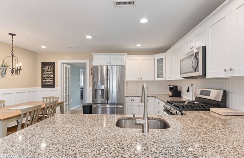 North Cape May House | Updated open concept beach house. 1.5 blocks to bay beach and Harpoon’s!