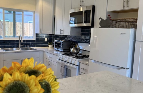 Westside House | Updated, Peaceful Location: Bike/Drive to Beach, Elings Park, Earl Warren