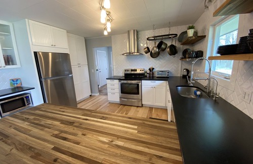 Buena Vista House | Updated, pet friendly home steps from the Arkansas River~ Fly Fishing & Rafting