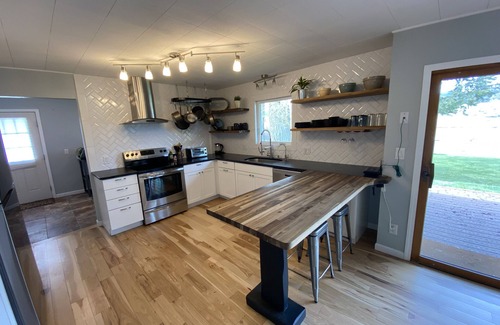 Buena Vista House | Updated, pet friendly home steps from the Arkansas River~ Fly Fishing & Rafting