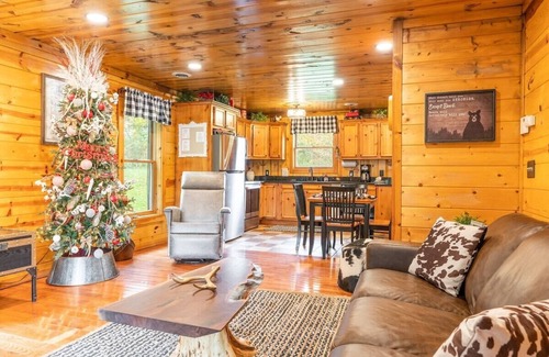 Gatlinburg - Pigeon Forge Cabin | ⭐️⛰Updated Premium Cabin w/View ~Wears Valley(Close to Pigeon Forge/Gatlinburg)
