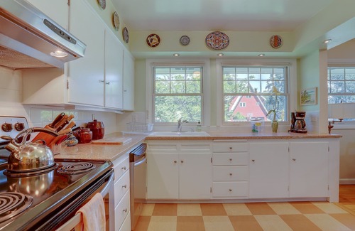 Hood River House | Updated, Private Mid-Century in a Quiet, Convenient Neighborhood!