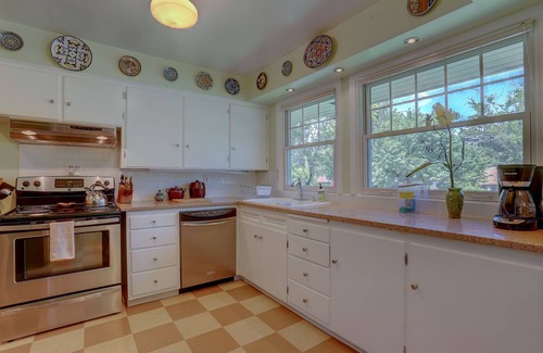 Hood River House | Updated, Private Mid-Century in a Quiet, Convenient Neighborhood!