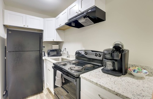 Talladega Apartment | Updated Rental ~ 14 Mi to Talladega Superspeedway!