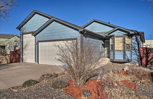 Kissing Camels House | Updated Springs Home - 3 Mi to Garden of the Gods!
