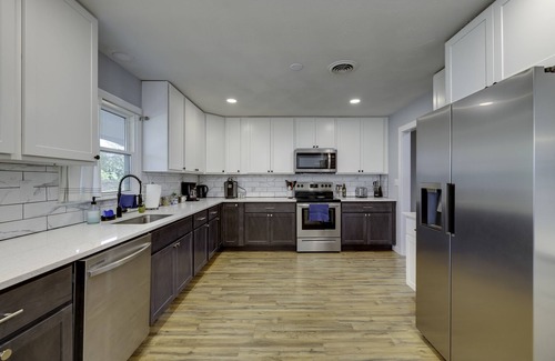 Luray House | Updated! Stunning country home near main street