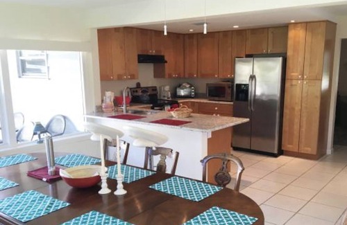 Downtown House | Updated,Sunny Cottage🌴near famous beaches🏝half mile to Downtown