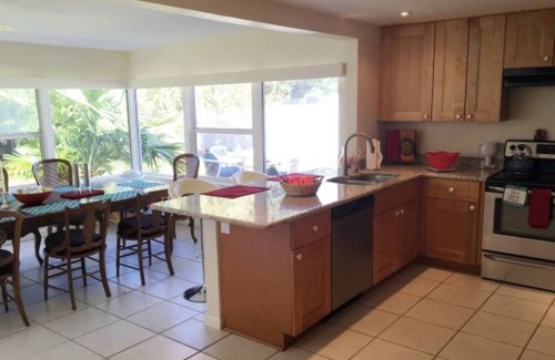 Downtown House | Updated,Sunny Cottage🌴near famous beaches🏝half mile to Downtown