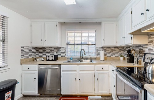 Aurora House | Updated townhome in a central location for all of your exploring!