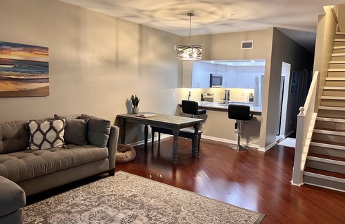 Island Estate House | Updated Townhome, Walking distance to Beach, Restaurants, Aquarium and Shops