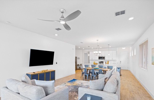 Palmetto House | Updated townhome with a lake-view patio, pool & gym access, AC - dog-friendly
