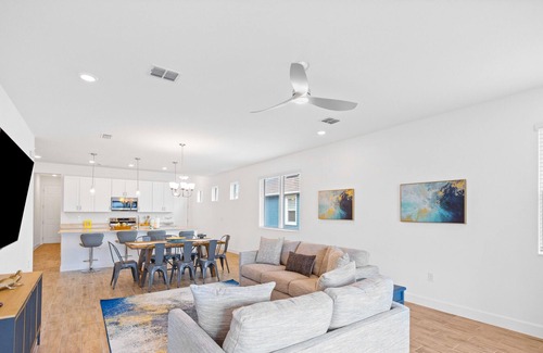 Palmetto House | Updated townhome with a lake-view patio, pool & gym access, AC - dog-friendly