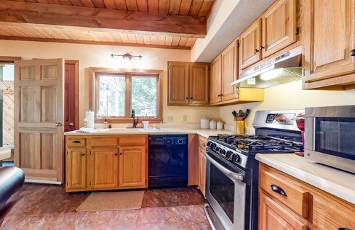 Intervale House | Updated townhouse near Story Land w/central AC, pool, game room, & free WiFi