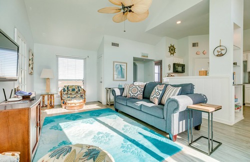Galveston House | Updated Townhouse w/2 Decks & Gulf Views - 1 Block to Beach