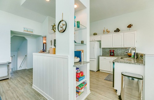Galveston House | Updated Townhouse w/2 Decks & Gulf Views - 1 Block to Beach