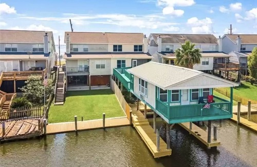 Slidell House | Updated waterfront Townhome- fish/shrimp/boating