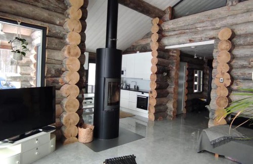 Ylamylly Villa | Upea kelohirsihuvila rannalla, myös poreamme!