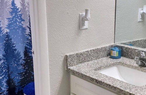 Overlook Apartment | Upgraded 1bdrm Apartment & Amenities close to Shopping Center