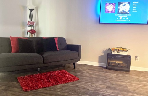 Overlook Apartment | Upgraded 1bdrm Apartment & Amenities close to Shopping Center