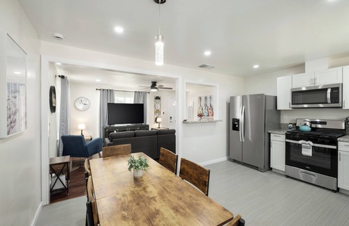 Fresno House | Upgraded 2Bed/1B on Quiet Street w. Easy Access to US99