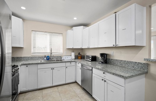 Clovis House | Upgraded 3B/2Bth Great Access to All You Need
