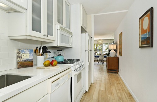 Diamond Head - Kapahulu - St. Louis Condo | Upgraded Beachfront Studio on Quiet Waikiki beach with Swimming/Surfing!