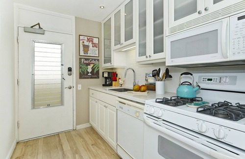 Diamond Head - Kapahulu - St. Louis Condo | Upgraded Beachfront Studio on Quiet Waikiki beach with Swimming/Surfing!
