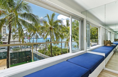 Diamond Head - Kapahulu - St. Louis Condo | Upgraded Beachfront Studio on Quiet Waikiki beach with Swimming/Surfing!