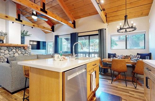 Majestic Pines Condo | Upgraded End Unit & Balcony. Near the Sierra Star Golf Course. On-site Pool!