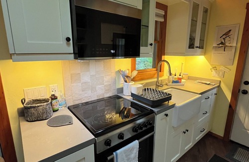 Upland Cottage | Upland Craftsman Cottage - 1 Bedroom Private Studio in Central Upland Location