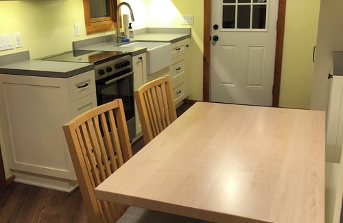 Upland Cottage | Upland Craftsman Cottage - 1 Bedroom Private Studio in Central Upland Location
